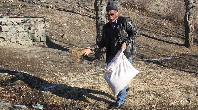 KUŞLAR İÇİN DOĞAYA YEM BIRAKTILAR