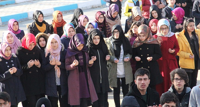 SURİYE’DE REJİM GÜÇLERİ TARAFINDAN KUŞATMA ALTINDA OLAN HALEP HALKI İÇİN ŞEHİT EROL OLÇOK ÇORUM ANADOLU İMAM HATİP LİSESİ ÖĞRENCİLERİ TARAFINDAN YARDIM KAMPANYASI BAŞLATILDI. (M. MUTTALİP YALÇIN/ÇORUM-İHA)