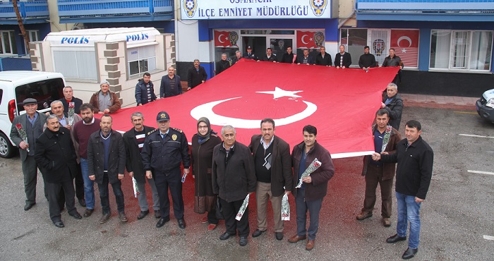 MUHTARLAR DEV TÜRK BAYRAĞI AÇTI