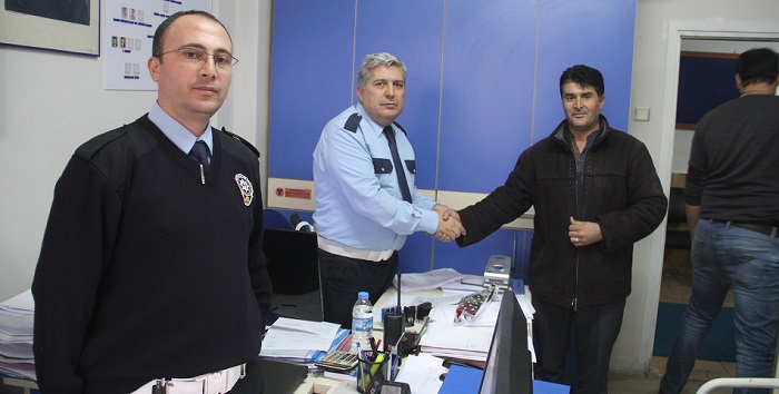 ÇORUM'UN OSMANCIK İLÇESİNDE EMNİYET MÜDÜRLÜĞÜNÜ ZİYARET EDEN MUHTARLAR POLİSLERE ÇİÇEK VERDİLER (İHA/ÇORUM-İHA)