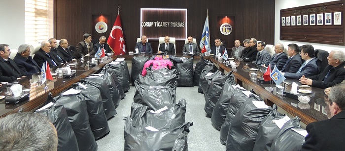 ÇORUM TİCARET BORSASI 700 ÖĞRENCİYE KABAN YARDIMINDA BULUNDU (İHA/ÇORUM-İHA)