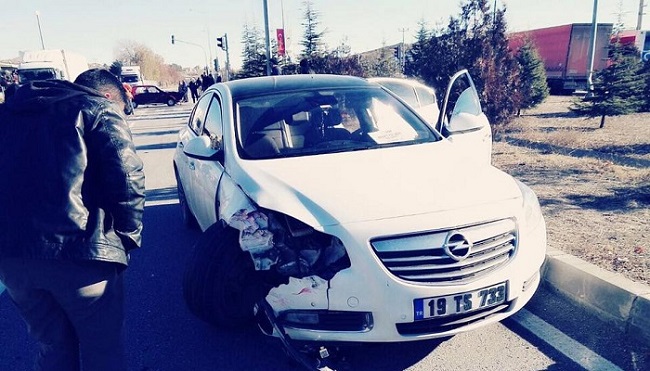 ÇORUM'UN SUNGURLU İLÇESİNDE MEYDANA GELEN TRAFİK KAZASINDA 3 KİŞİ YARALANDI. (SERKAN ŞANSEVER/ÇORUM-İHA)