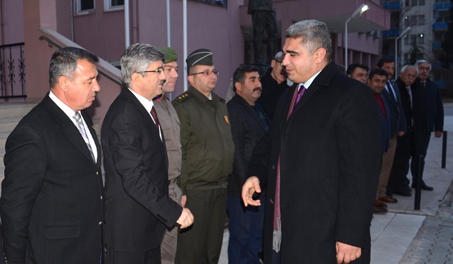 OSMANCIK KAYMAKAMI ASLAN, DAİRE MÜDÜRLERİ, MESLEK ODALARI BAŞKANLARI İLE KAYMAKAMLIK PERSONELİ TARAFINDAN HÜKUMET KONAĞI GİRİŞİNDE KARŞILANDI. (İSMAİL KABAKDERE/ÇORUM-İHA)