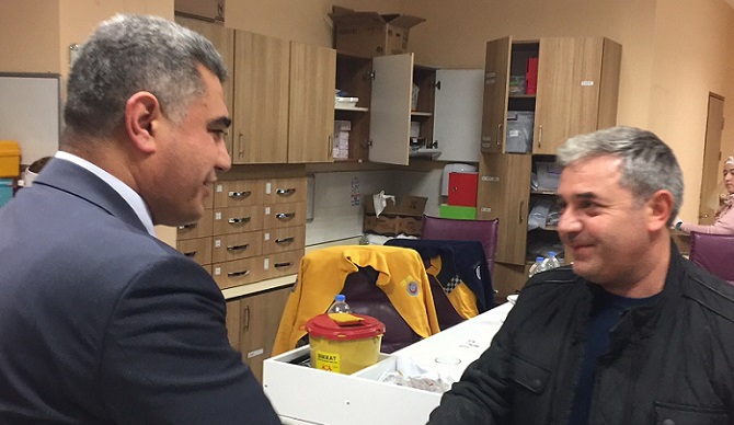 KAYMAKAM ASLAN,AYAĞININ TOZUYLA YAPTIĞI ZİYARETLERDE OSMANCIK DEVLET HASTANESİ ACİL SERVİSE TEDAVİ İÇİN GELEN VATANDAŞLARA GEÇMİŞ OLSUN DİLEKLERİNDE BULUNDU. (İSMAİL KABAKDERE/ÇORUM-İHA)