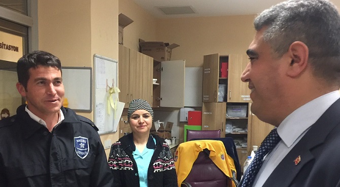 KAYMAKAM ASLAN, HASTANE PERSONELİ İLE SOHBET EDEREK NÖBETTE OLAN HASTANE PERSONELİNE BAŞARI DİLEKLERİNİ İLETTİ. (İSMAİL KABAKDERE/ÇORUM-İHA)