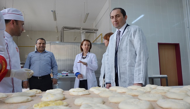 HİTİT ÜNİVERSİTESİNDE BEYAZ VE TAM BUĞDAYLI EKMEK ÜRETİMİ GERÇEKLEŞTİİRİLİYOR. (M. MUTTALİP YALÇIN/ÇORUM-İHA)