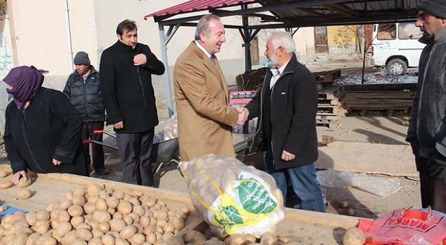 SUNGURLU BELEDİYE BAŞKANI ABDULKADİR ŞAHİNER, PERŞEMBE PAZARINI ZİYARET ETTİ (SERKAN ŞANSEVER/ÇORUM-İHA)