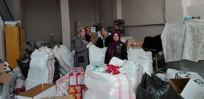 AK PARTİLİ KADINLARDAN HALEP’E YARDIM