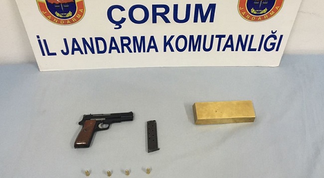 ÇORUM'DA JANDARMA EKİPLERİNİN DÜZENLEDİĞİ OPERASYONDA BİR TABANCA VE 4.5 KİLO AĞIRLIĞINDA ALTIN GÖRÜNÜMLÜ PİRİNÇ KÜLÇE ELE GEÇİRİLDİ. (M. MUTTALİP YALÇIN/ÇORUM-İHA)
