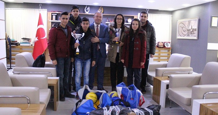 BELEDİYE’DEN SPORCULARA DESTEK