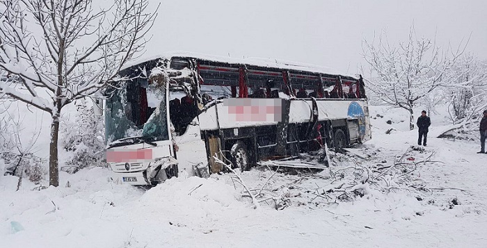 SİNOP’UN SARAYDÜZÜ İLÇESİNDE YOĞUN KAR YAĞIŞI VE BUZLANMA NEDENİ İLE YOLDAN ÇIKAN YOLCU OTOBÜSÜNÜN UÇURUMA YUVARLANMASI SONUCU MEYDANA GELEN KAZADA İLK BELİRLEMELERE GÖRE 4 KİŞİ HAYATINI KAYBETTİ, 28 KİŞİ YARALANDI. (OSMAN AKSU/SİNOP-İHA)