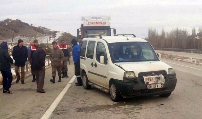 ÇORUM'UN SUNGURLU İLÇESİNDE MEYDANA GELEN TRAFİK KAZASINDA 1 KİŞİ YARALANDI. (SERKAN ŞANSEVER/ÇORUM-İHA)