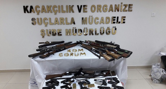 ŞÜPHELİLERE AİT DEĞİŞİK ADRESLERDE YAPILAN ARAMALARDA 23 TABANCA, 5 KURU SIKI TABANCA, 18 TÜFEK, 2 BIÇAK, 1 KILIÇ, 434 TABANCA FİŞEĞİ, 211 AV FİŞEĞİ İLE 1 ADET ELEKTRİKLİ COP ELE GEÇİRİLDİĞİ KAYDEDİLDİ. (İHA/ÇORUM-İHA)