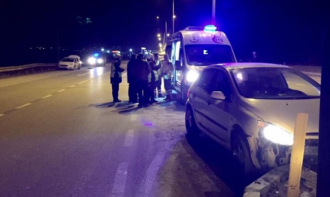 İKİ OTOMOBİL ÇARPIŞTI: 3 YARALI