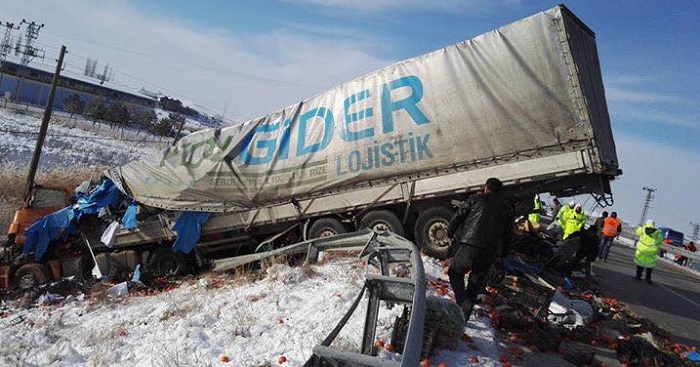 ÇORUM’DA TIR İLE KAMYON ÇARPIŞTI