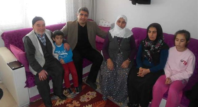 ŞEHİT AİLESİNİ ZİYARET ETTİ