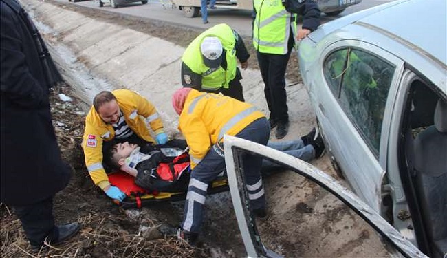 OTOMOBİL SU KANALINA DÜŞTÜ: 2 YARALI