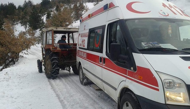 ÇORUM’DA AMBULANS YOLDA KALDI