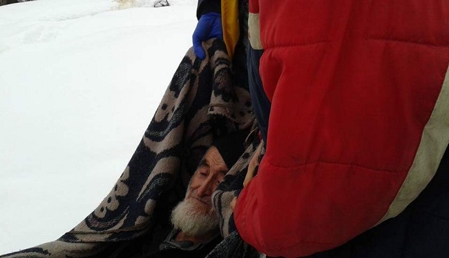 ÇORUM'UN OSMANCIK İLÇESİNE BAĞLI BALDIRAN KÖYÜNDE YAŞAYAN BİLAL CIBIR RAHATSIZLANINCA YAKINLARI KÖYE AMBULANS ÇAĞIRDI (İSMAİL KABAKDERE/ÇORUM-İHA)