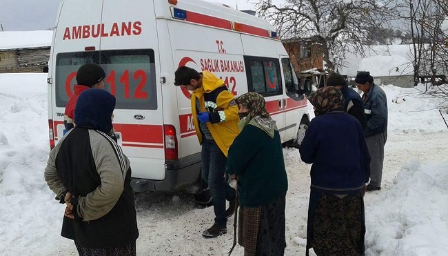 ÇORUM'UN OSMANCIK İLÇESİNDE HASTA ALMAYA GİDEN AMBULANS KARA SAPLANDI (İSMAİL KABAKDERE/ÇORUM-İHA)