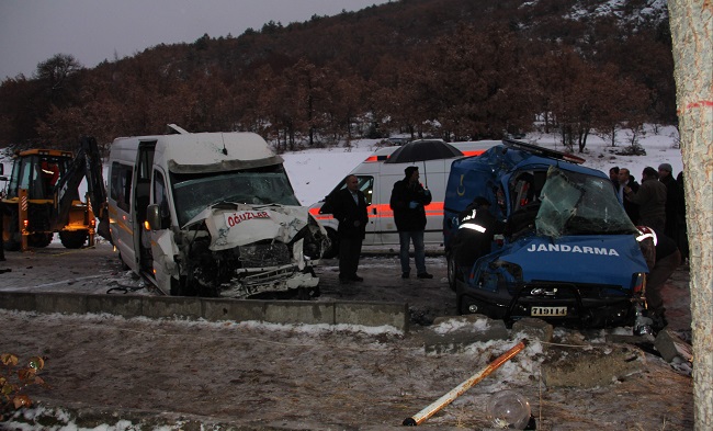 ÇORUM'UN LAÇİN İLÇESİNDE ASKERİ ARAÇLA YOLCU MİNİBÜSÜNÜN ÇARPIŞMASI SONUCU İLK BELİRLEMELERE GÖRE BİRİ ASTSUBAY BİRİSİ UZMAN ÇAVUŞ İKİ ASKER ŞEHİT OLDU, ARALARINDA ASKERLERİN DE BULUNDUĞU 10 KİŞİ YARALANDI. (BÜLENT ÖZKALELİ - M. MUTTALİP YALÇIN/ÇORUM-İHA)