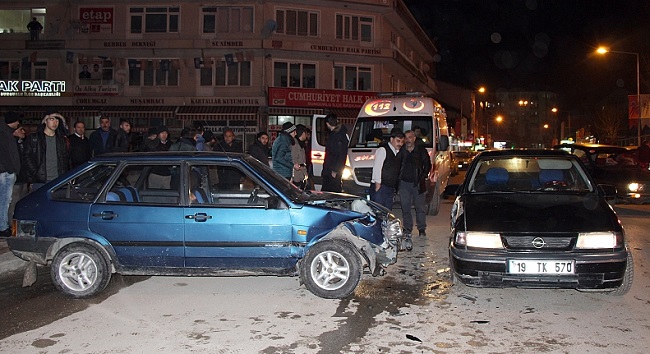 SUNGURLU’DA İKİ OTOMOBİL ÇARPIŞTI