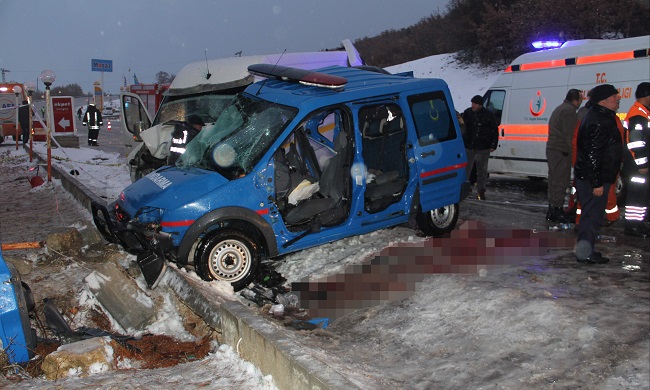 ÇORUM'UN LAÇİN İLÇESİNDE ASKERİ ARAÇLA YOLCU MİNİBÜSÜNÜN ÇARPIŞMASI SONUCU İLK BELİRLEMELERE GÖRE BİRİ ASTSUBAY BİRİSİ UZMAN ÇAVUŞ İKİ ASKER ŞEHİT OLDU, ARALARINDA ASKERLERİN DE BULUNDUĞU 10 KİŞİ YARALANDI. (BÜLENT ÖZKALELİ - M. MUTTALİP YALÇIN/ÇORUM-İHA)