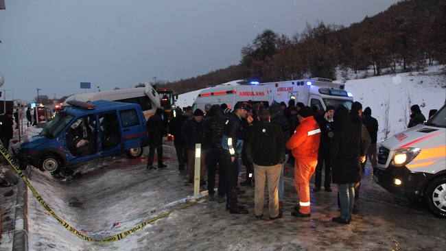 ÇORUM'UN LAÇİN İLÇESİNDE ASKERİ ARAÇLA YOLCU MİNİBÜSÜNÜN ÇARPIŞMASI SONUCU İLK BELİRLEMELERE GÖRE BİRİ ASTSUBAY BİRİSİ UZMAN ÇAVUŞ İKİ ASKER ŞEHİT OLDU, ARALARINDA ASKERLERİN DE BULUNDUĞU 10 KİŞİ YARALANDI. (BÜLENT ÖZKALELİ - M. MUTTALİP YALÇIN/ÇORUM-İHA)