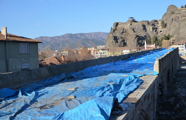 TARİHİ KOYUNBABA KÖPRÜSÜNDE YÜRÜTÜLEN RESTORASYON ÇALIŞMALARININ DURMASI TEPKİYELER NEDEN OLDU (İSMAİL KABAKDERE/ÇORUM-İHA)