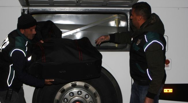 YOLCU OTOBÜSÜNE POLİS BASKINI