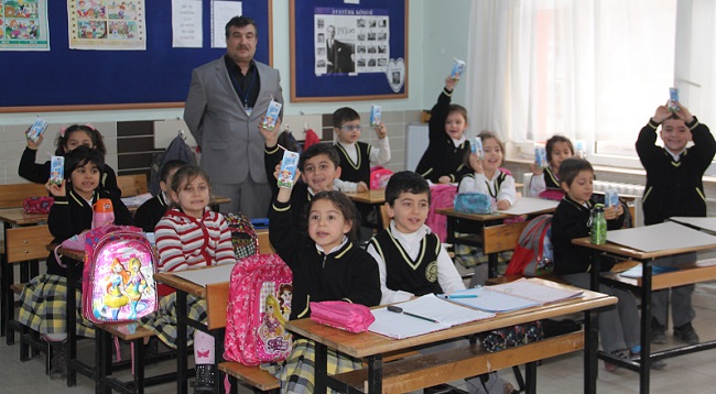 ÇORUM'DA OKUL SÜTÜ PROJESİ KAPSAMINDA OKUL SÜTÜ DAĞITIMI GERÇEKLEŞTİRİLDİ (İHA/ÇORUM-İHA)