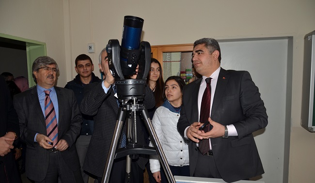 ÇORUM’UN OSMANCIK İLÇESİNDE LİSE ÖĞRENCİSİ OLAN EDANUR ŞİRİN’İN TELESKOP HAYALİ GERÇEĞE DÖNÜŞTÜ. (İSMAİL KABAKDERE/ÇORUM-İHA)