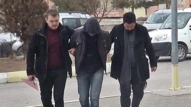 ÇORUM'UN SUNGURLU İLÇESİNDE KASA HIRSIZLIĞI YAPARKEN POLİSLER TARAFINDAN SUÇÜSTÜ YAKALANAN 3 ZANLI ADLİYEYE SEVK EDİLDİ. (SERKAN ŞANSEVER/ÇORUM-İHA)
