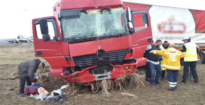 ÇORUM’DA TIR TARLAYA UÇTU