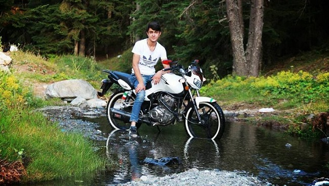 MOTOSİKLETLİ GENÇ OTOMOBİLE ÇARPTI