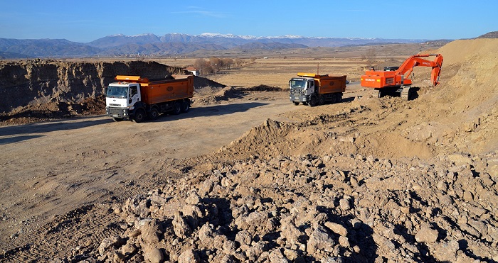 YAPIM SÜRESİ 4 YIL OLAN YOLU, SÜRESİNDEN ÖNCE HİZMETE SOKMAK İÇİN GECE GÜNDÜZ DEMEDEN ÇALIŞMALAR SÜRDÜRÜYOR. (İSMAİL KABAKDERE/ÇORUM-İHA)