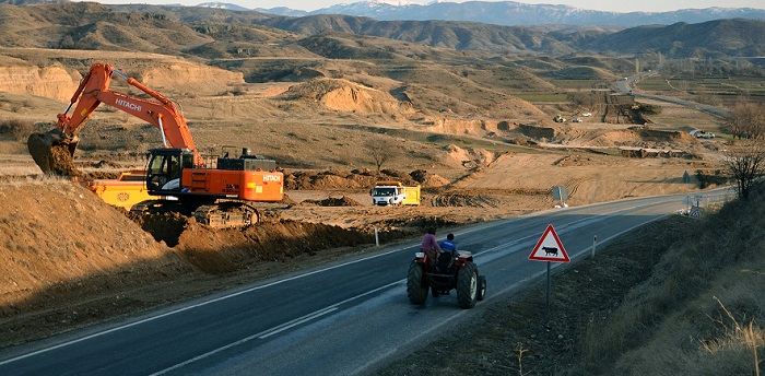 ÇORUM OSMANCIK ARASI MESAFEYİ YAKLAŞIK 50 KM’YE DÜŞÜRECEK OLAN YOL ÇALIŞMASI İKİ ETAPTAN OLUŞUYOR. (İSMAİL KABAKDERE/ÇORUM-İHA)