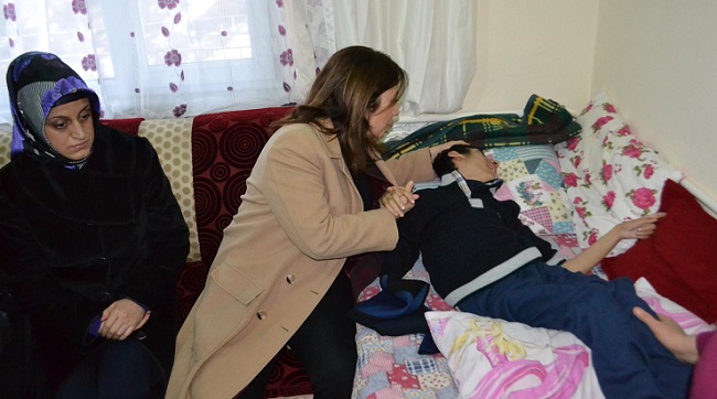 KADIN VEKİL YARDIM ELİNİ UZATTI