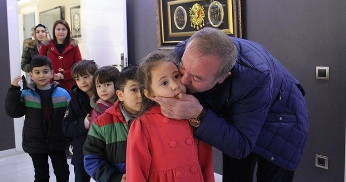 BAŞKAN MİNİK MİSAFİRLERİNİ AĞIRLADI