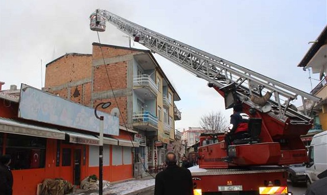 ÇATI KATINDAKİ YANGIN KORKUTTU