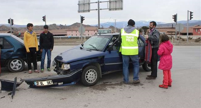 TELAŞ KAZA YAPTIRDI: 2 YARALI