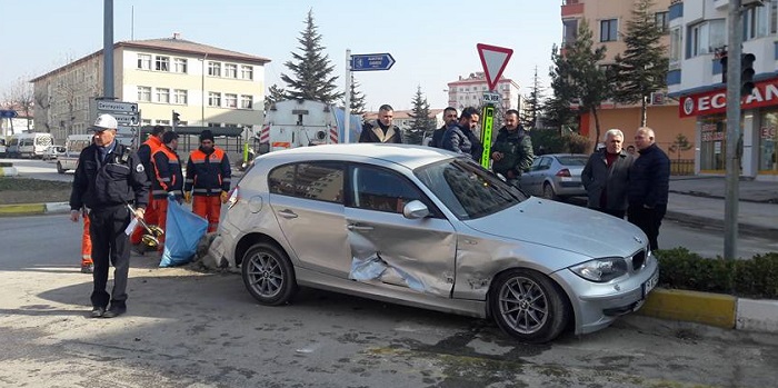 OTOMOBİL KALDIRIMA ÇARPARAK DURABİLDİ