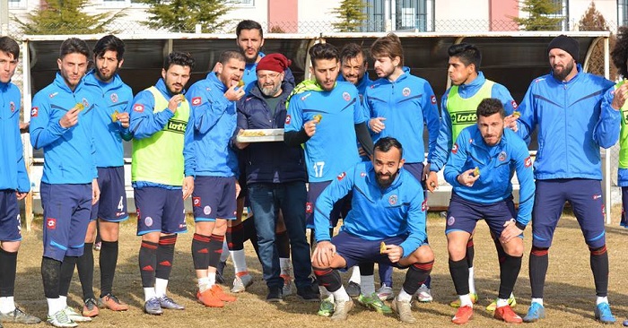 ALİ ATAN’DAN FUTBOLCULARA JEST