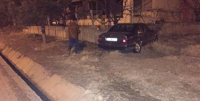 YOLDAN ÇIKTI DUVARA ÇARPTI: 3 YARALI