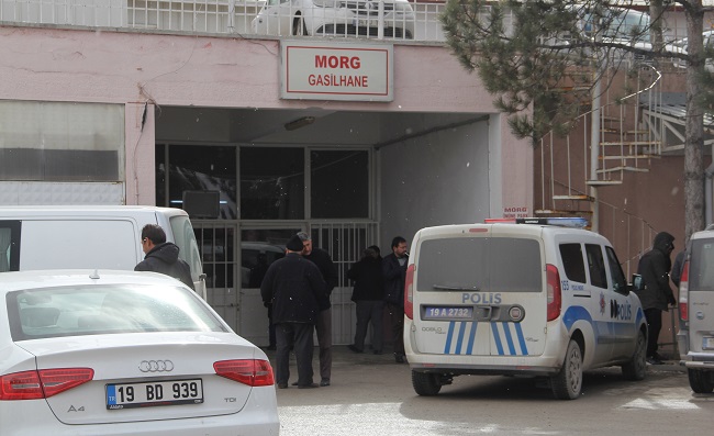 ÇORUM’UN ORTAKÖY İLÇESİNDE KÖYLÜLER ARASINDA ÇIKAN KAVGADA BİR KİŞİ HAYATINI KAYBETTİ, BİR KİŞİ DE YARALANDI. HIDIR G.'NİN CENAZESİNİN, ADLİ TIP KURUMUNDA YAPILACAK OTOPSİNİN ARDINDAN AİLESİNE TESLİM EDİLECEĞİ ÖĞRENİLDİ. (İHA/ÇORUM-İHA)