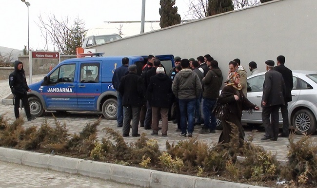 ÇORUM’UN ORTAKÖY İLÇESİNDE KÖYLÜLER ARASINDA ÇIKAN KAVGADA BİR KİŞİ HAYATINI KAYBETTİ, BİR KİŞİ DE YARALANDI. HIDIR G.'NİN CENAZESİNİN, ADLİ TIP KURUMUNDA YAPILACAK OTOPSİNİN ARDINDAN AİLESİNE TESLİM EDİLECEĞİ ÖĞRENİLDİ. (İHA/ÇORUM-İHA)