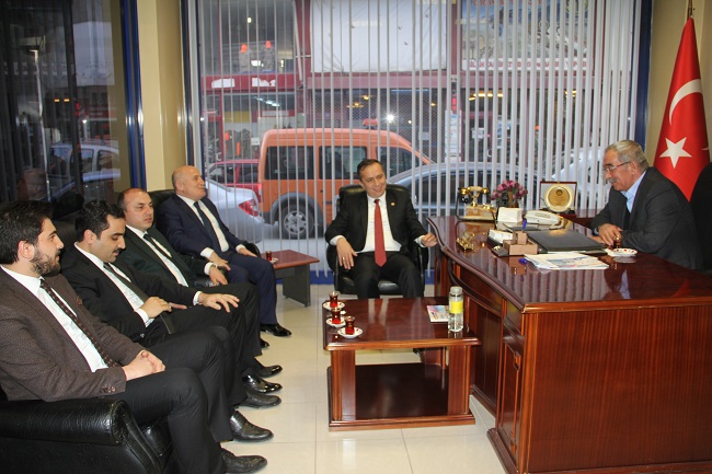 AK PARTİ MERKEZ İLÇE BAŞKANI ERHAN AKAR, İL GENEL MECLİSİ BAŞKANI HALİL İBRAHİM KAYA, İL BAŞKAN YARDIMCISI EYÜP ARSLAN VE GENÇLİK KOLLARI BAŞKANI BURAK KÖSE İLE YÖNETİM KURULU ÜYELERİNİN HAZIR BULUNDUĞU ZİYARETTE MİLLETVEKİLİ AHMET SAMİ CEYLAN, KOOPERATİF BAŞKANI VEDAT CANBEK İLE GÖRÜŞTÜ. (M. MUTTALİP YALÇIN/ÇORUM-İHA)