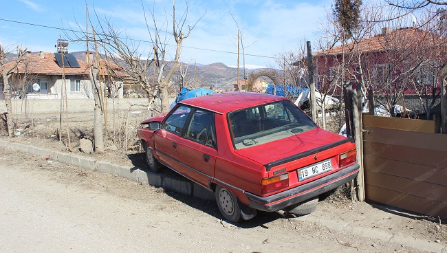 MUSTAFA ZEYTİN YÖNETİMİNDEKİ 19 HC 898 PLAKALI OTOMOBİL, DODURGA CADDESİ ÜZERİNDE SEYİR HALİNDEYKEN ÖNÜNDE GİDEN ELEKTRİKLİ BİSİKLETE ÇARPMAMAK İÇİN ANİ MANEVRA YAPMASI SONUCUNDA KARŞI KALDIRIMDAKİ AĞACA ÇARPTI. (İSMAİL KABAKDERE/ÇORUM-İHA)