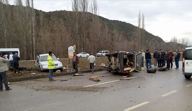 İKİ OTOMOBİL FECİ ÇARPIŞTI: 3 YARALI