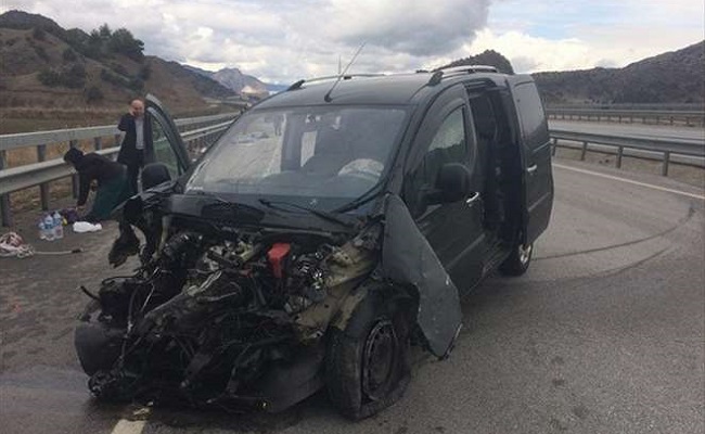 GENÇ SÜRÜCÜ BARİYERLERE ÇARPTI